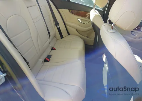 2016 Mercedes-Benz C 300 4Matic z USA, uszkodzony, nr VIN 55SWF4KB7GU104090